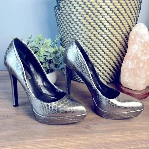 🔥Bcbg Sochi Size 7.5 Platform Gunmetal Snake Metallic Party Pumps - Picture 1 of 4
